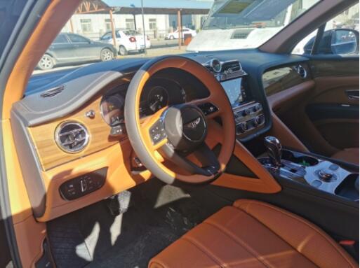 宾利添越V8黑色最低价258万降价提车