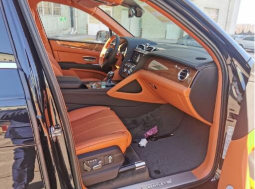 宾利添越V8黑色最低价258万降价提车(图3)