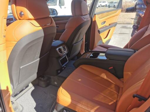 宾利添越V8黑色最低价258万降价提车(图2)