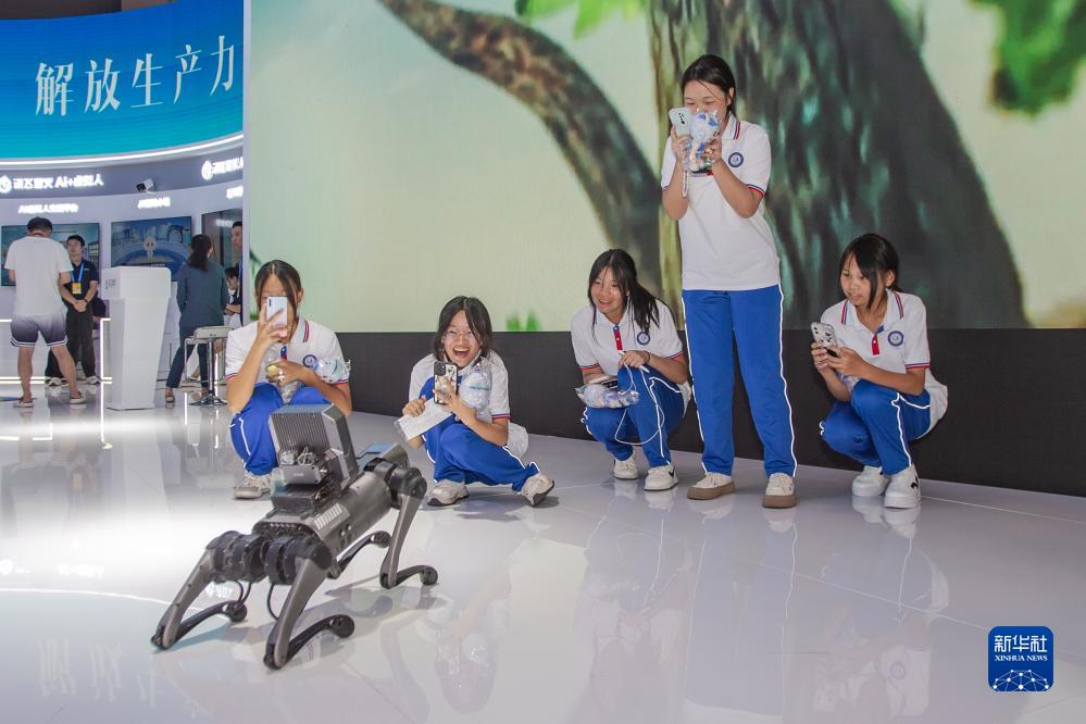 新华全媒+丨2023中国国际智能产业博览会拉开帷幕(图17)