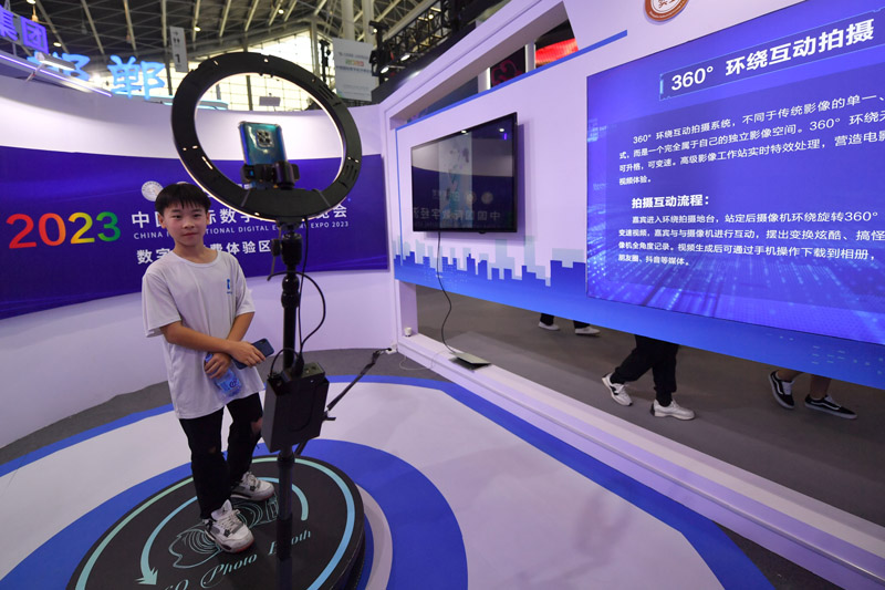 数字经济博览会上体验数字科技