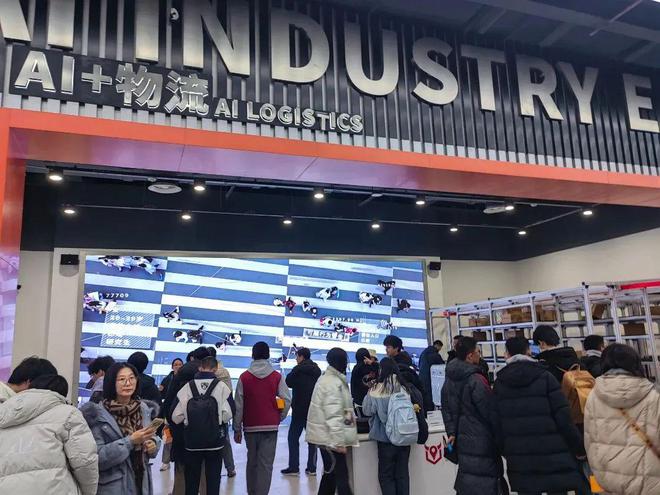 全环境立德树人 穿越古老纺织厂房拥抱未来AI科技——青岛九中2023级1班人工智能国际会客厅研学实践(图4)