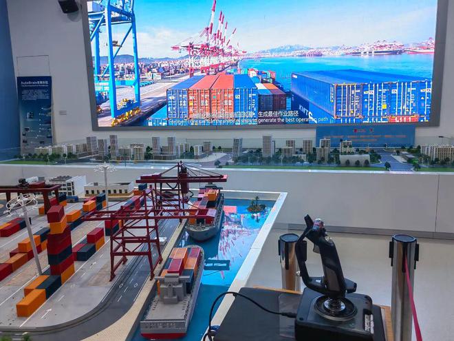 全环境立德树人 穿越古老纺织厂房拥抱未来AI科技——青岛九中2023级1班人工智能国际会客厅研学实践(图3)