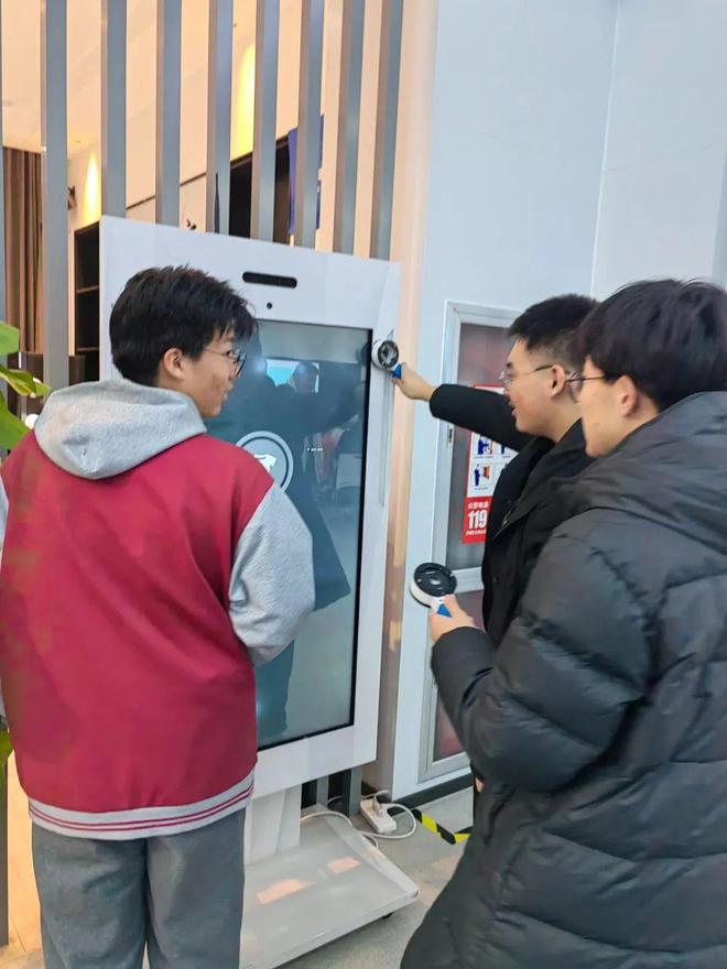 全环境立德树人 穿越古老纺织厂房拥抱未来AI科技——青岛九中2023级1班人工智能国际会客厅研学实践(图2)