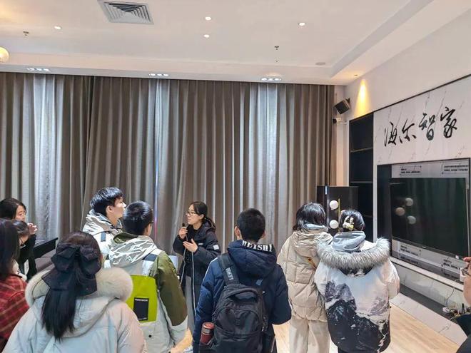 全环境立德树人 穿越古老纺织厂房拥抱未来AI科技——青岛九中2023级1班人工智能国际会客厅研学实践(图7)