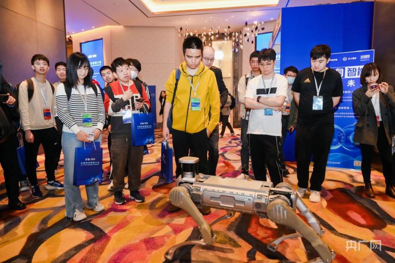 让“机器人”拥有“智慧大脑” 2024中国具身智能大会在沪举办